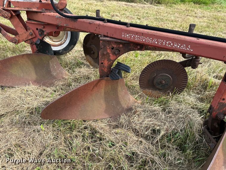 image for item EJ6982 International  510 five bottom plow