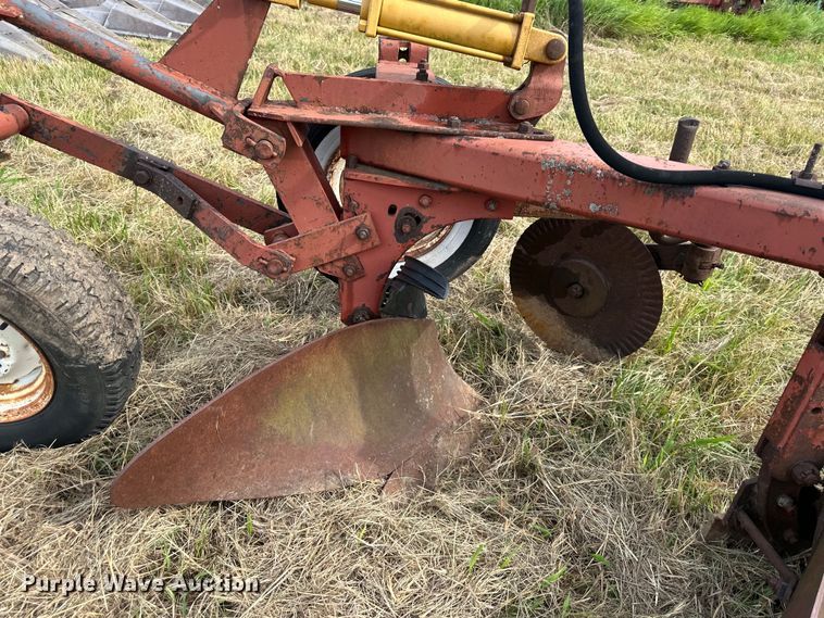 image for item EJ6982 International  510 five bottom plow