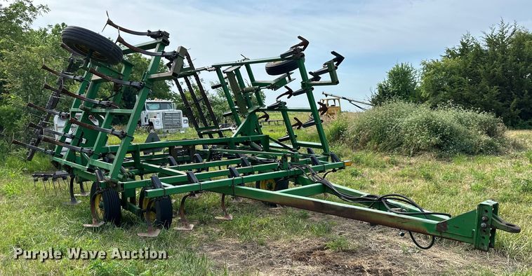 image for item EJ6983 John Deere 960 field cultivator