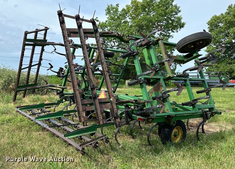 image for item EJ6983 John Deere 960 field cultivator