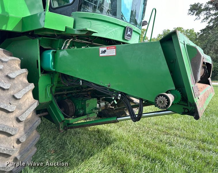 image for item EJ6986 1994 John Deere  9500 combine