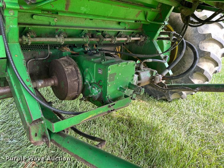 image for item EJ6986 1994 John Deere  9500 combine
