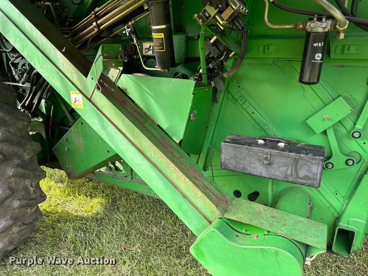 image for item EJ6986 1994 John Deere  9500 combine