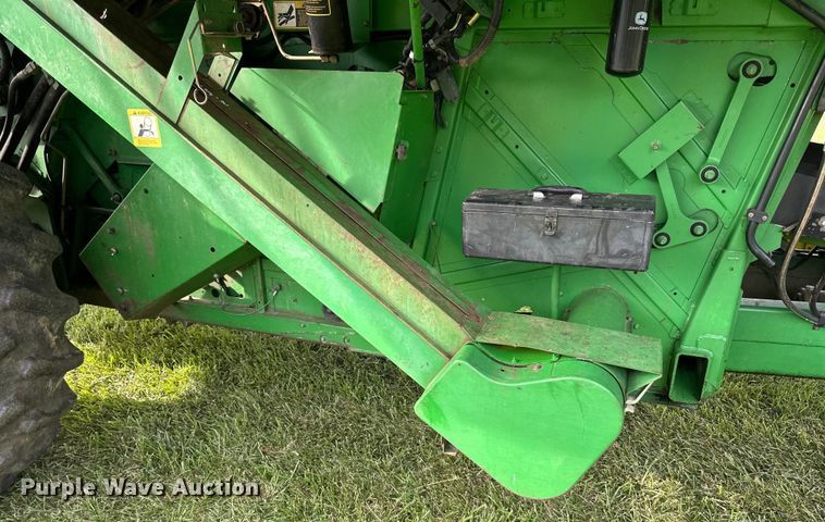 image for item EJ6986 1994 John Deere  9500 combine