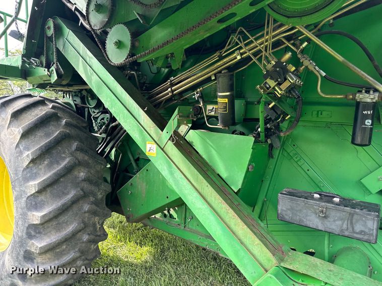 image for item EJ6986 1994 John Deere  9500 combine