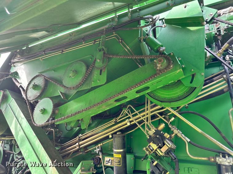image for item EJ6986 1994 John Deere  9500 combine