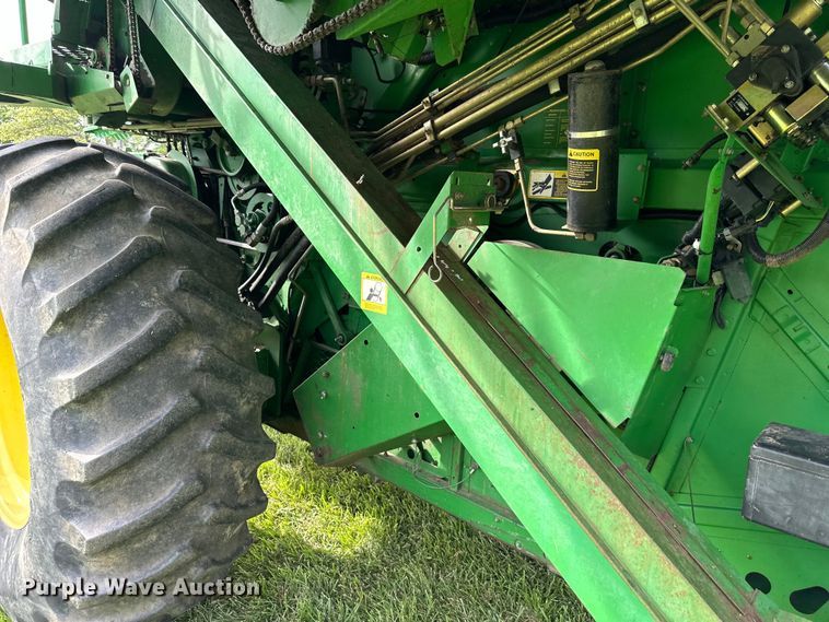 image for item EJ6986 1994 John Deere  9500 combine