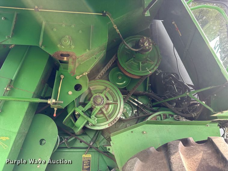 image for item EJ6986 1994 John Deere  9500 combine