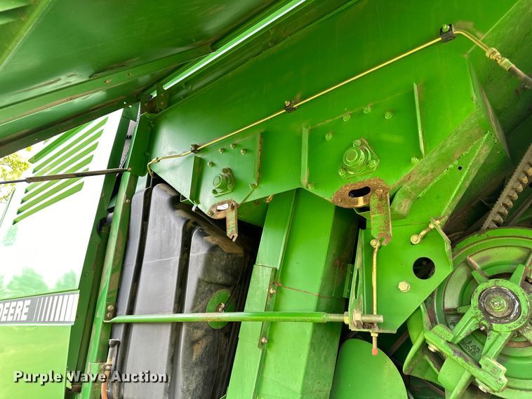 image for item EJ6986 1994 John Deere  9500 combine