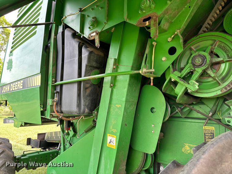 image for item EJ6986 1994 John Deere  9500 combine
