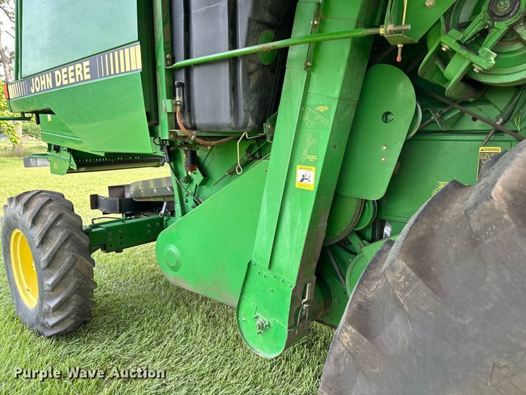 image for item EJ6986 1994 John Deere  9500 combine