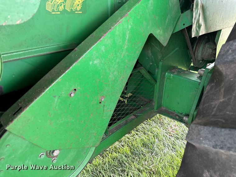 image for item EJ6986 1994 John Deere  9500 combine