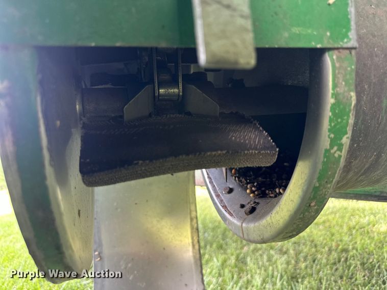 image for item EJ6986 1994 John Deere  9500 combine