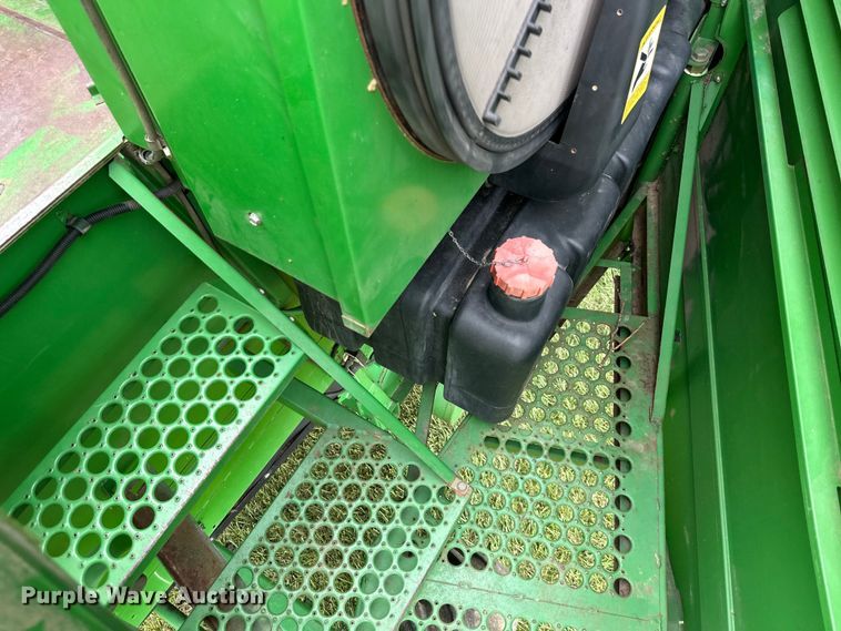 image for item EJ6986 1994 John Deere  9500 combine