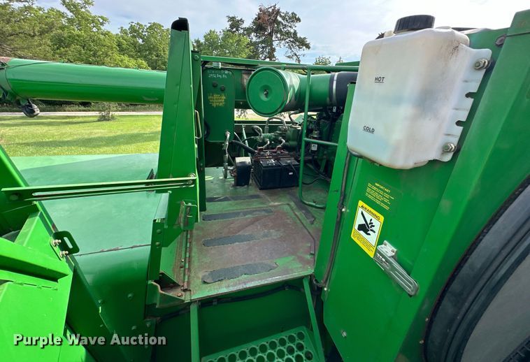 image for item EJ6986 1994 John Deere  9500 combine