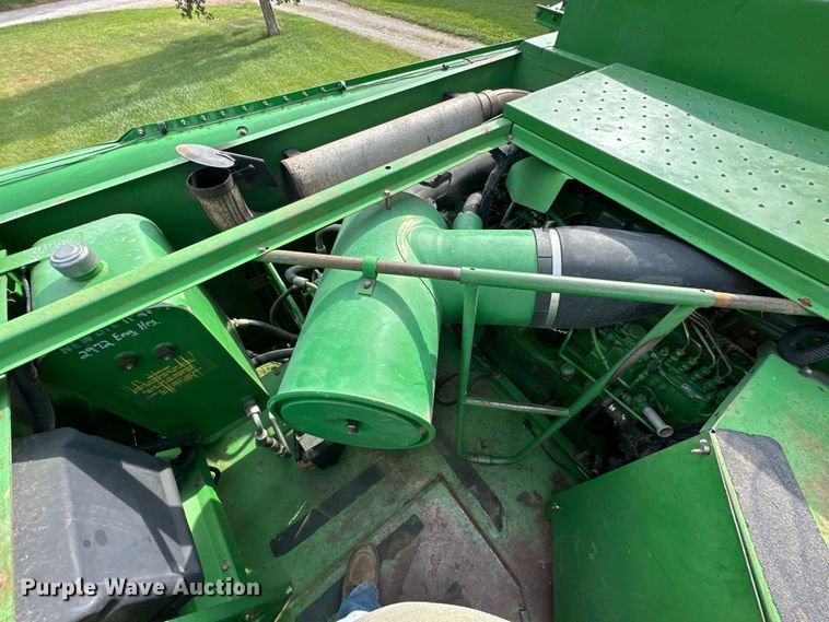 image for item EJ6986 1994 John Deere  9500 combine