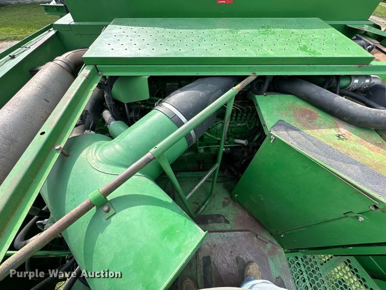 image for item EJ6986 1994 John Deere  9500 combine