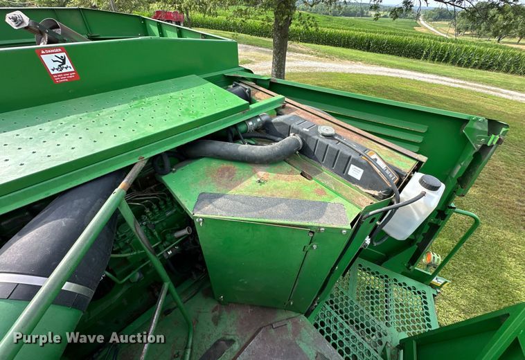 image for item EJ6986 1994 John Deere  9500 combine
