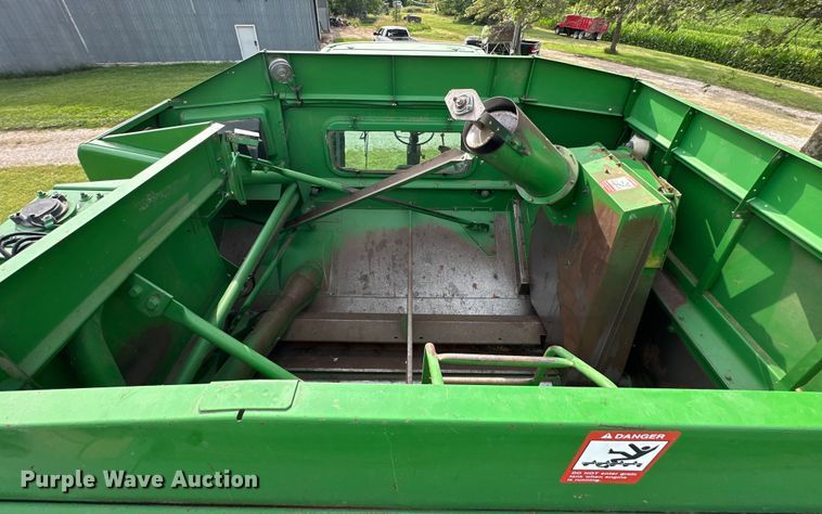 image for item EJ6986 1994 John Deere  9500 combine