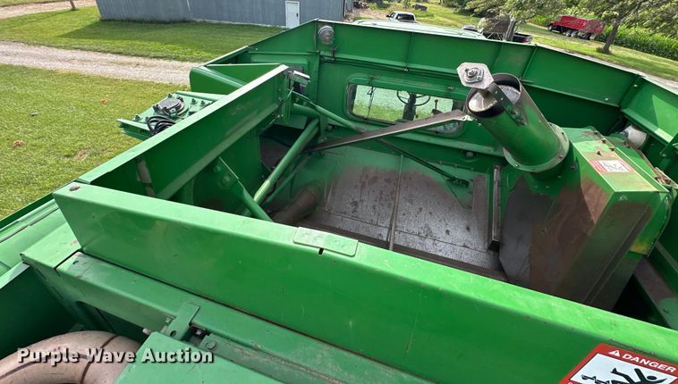 image for item EJ6986 1994 John Deere  9500 combine