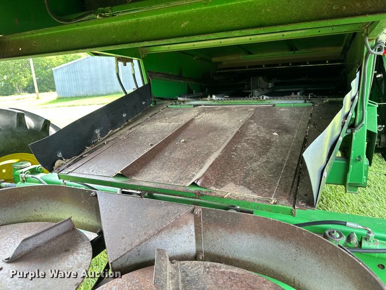 image for item EJ6986 1994 John Deere  9500 combine