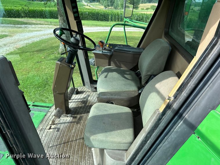 image for item EJ6986 1994 John Deere  9500 combine