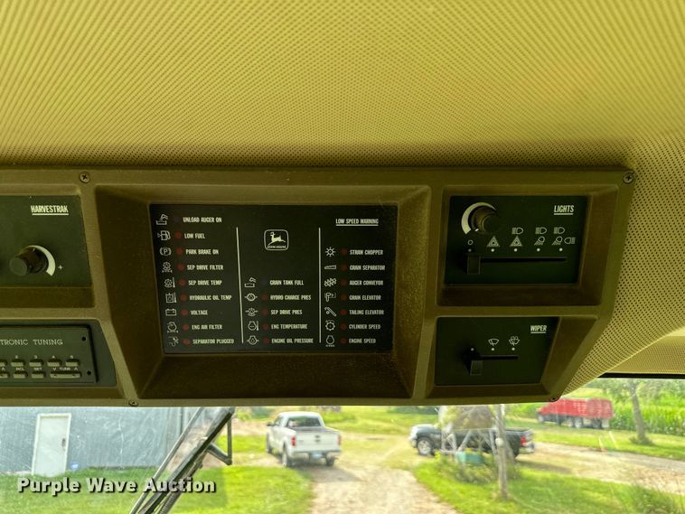 image for item EJ6986 1994 John Deere  9500 combine