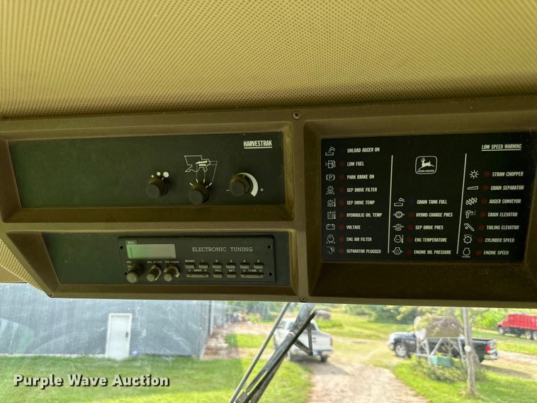 image for item EJ6986 1994 John Deere  9500 combine