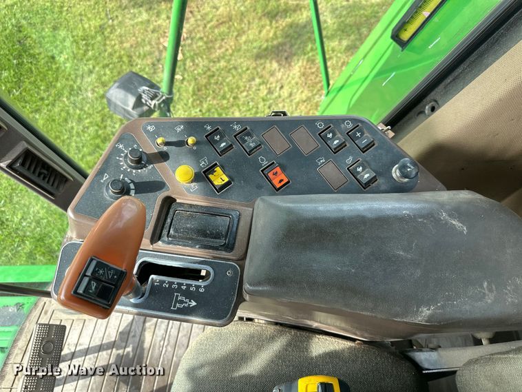 image for item EJ6986 1994 John Deere  9500 combine