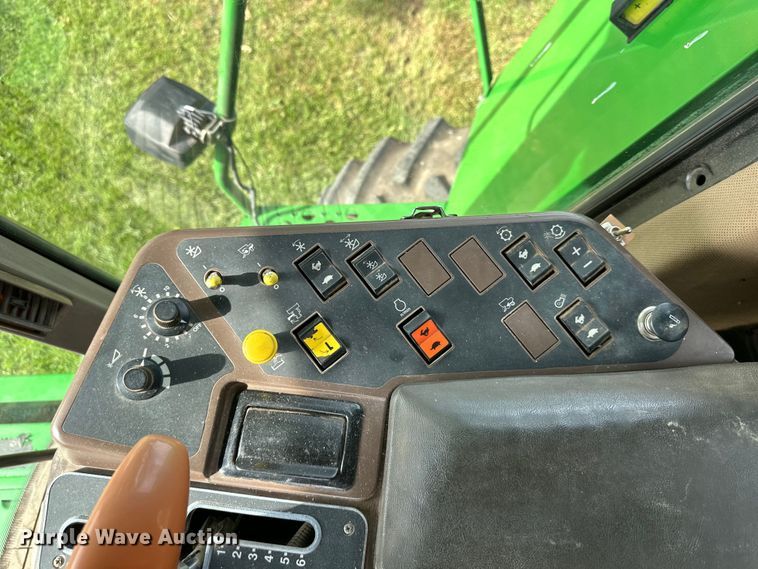 image for item EJ6986 1994 John Deere  9500 combine