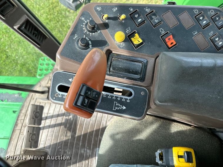 image for item EJ6986 1994 John Deere  9500 combine