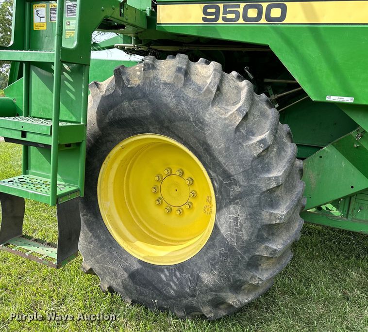 image for item EJ6986 1994 John Deere  9500 combine