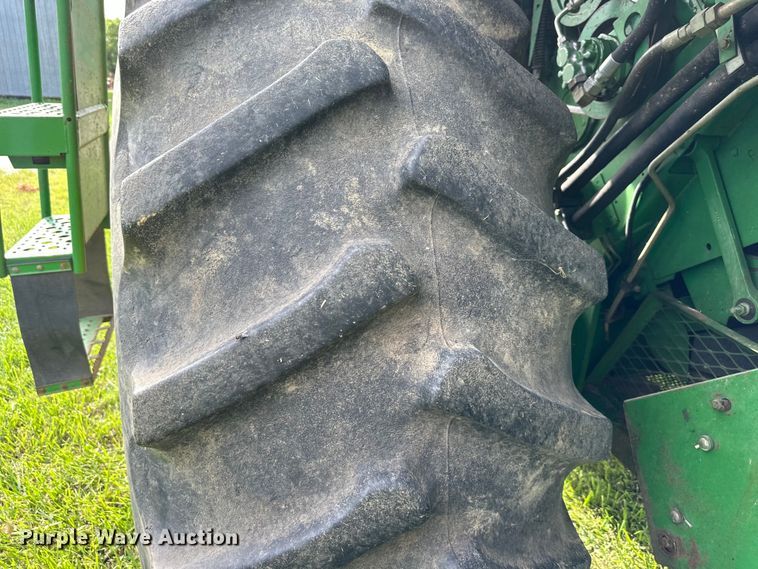 image for item EJ6986 1994 John Deere  9500 combine