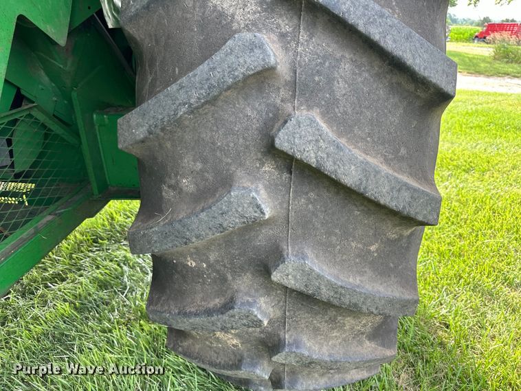 image for item EJ6986 1994 John Deere  9500 combine