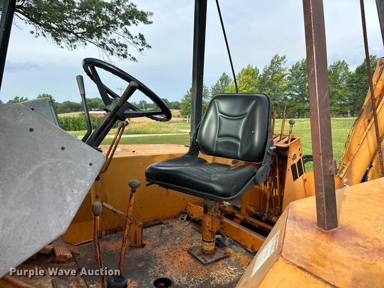 image for item EJ6987 1982 Case  480C backhoe