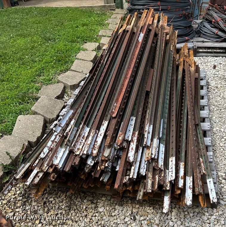 image for item EJ7013 Approximately 200 T-posts