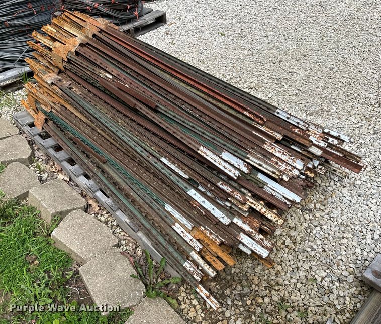 image for item EJ7013 Approximately 200 T-posts