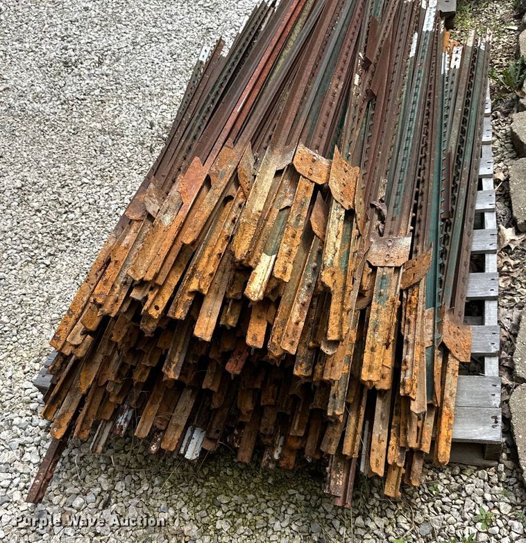 image for item EJ7013 Approximately 200 T-posts