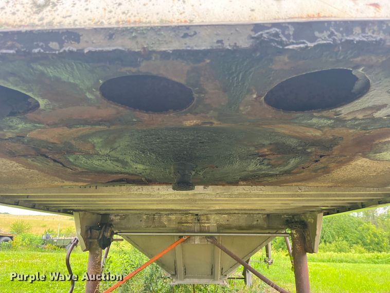 image for item EK8781 1984 Cornhusker 800HF-32583-2098 grain trailer