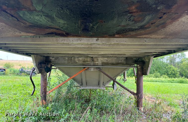 image for item EK8781 1984 Cornhusker 800HF-32583-2098 grain trailer