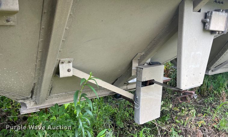 image for item EK8781 1984 Cornhusker 800HF-32583-2098 grain trailer