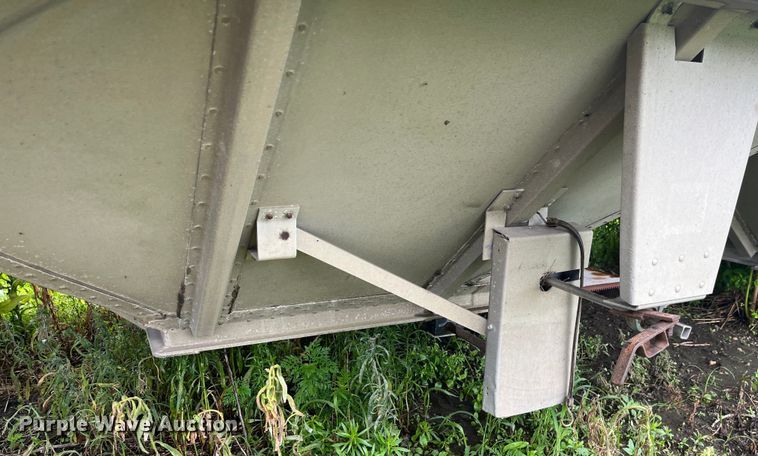 image for item EK8781 1984 Cornhusker 800HF-32583-2098 grain trailer