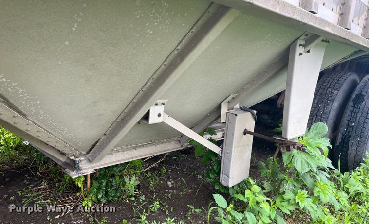 image for item EK8781 1984 Cornhusker 800HF-32583-2098 grain trailer