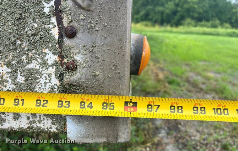 image for item EK8781 1984 Cornhusker 800HF-32583-2098 grain trailer