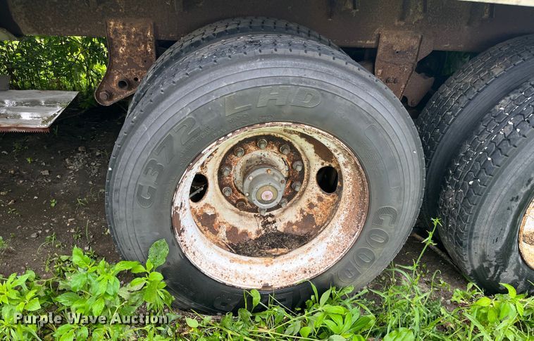 image for item EK8781 1984 Cornhusker 800HF-32583-2098 grain trailer