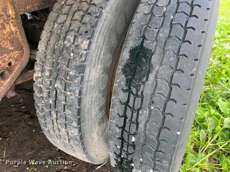 image for item EK8781 1984 Cornhusker 800HF-32583-2098 grain trailer