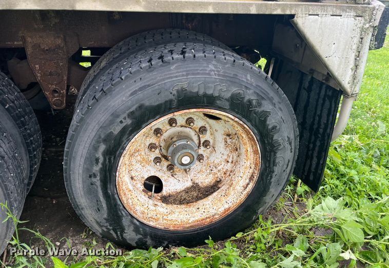 image for item EK8781 1984 Cornhusker 800HF-32583-2098 grain trailer