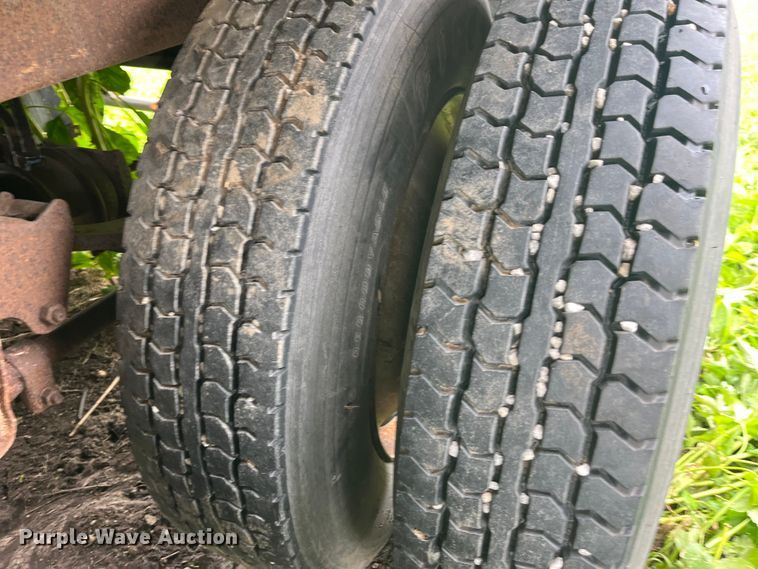 image for item EK8781 1984 Cornhusker 800HF-32583-2098 grain trailer