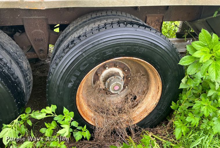 image for item EK8781 1984 Cornhusker 800HF-32583-2098 grain trailer