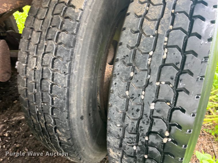 image for item EK8781 1984 Cornhusker 800HF-32583-2098 grain trailer